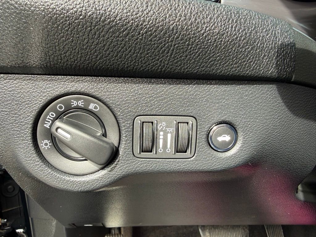 Used 2018 Dodge Challenger SXT image 22