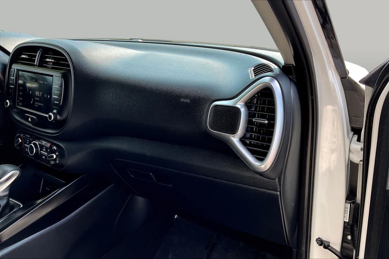 Used 2025 Kia Soul LX w/ LX Technology Package FWD image 18