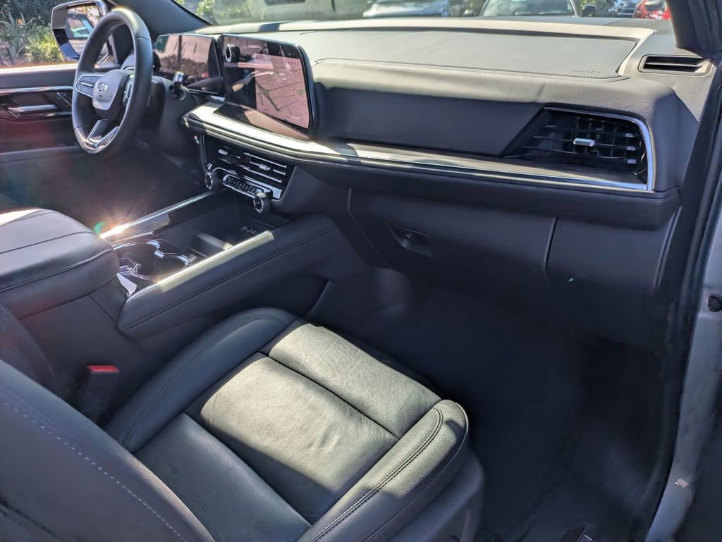 Used 2025 Chevrolet Suburban Z71 image 30