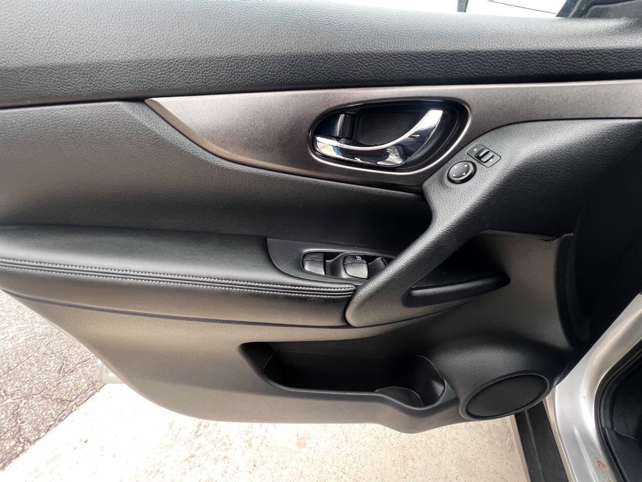 Used 2015 Nissan Rogue SV image 17