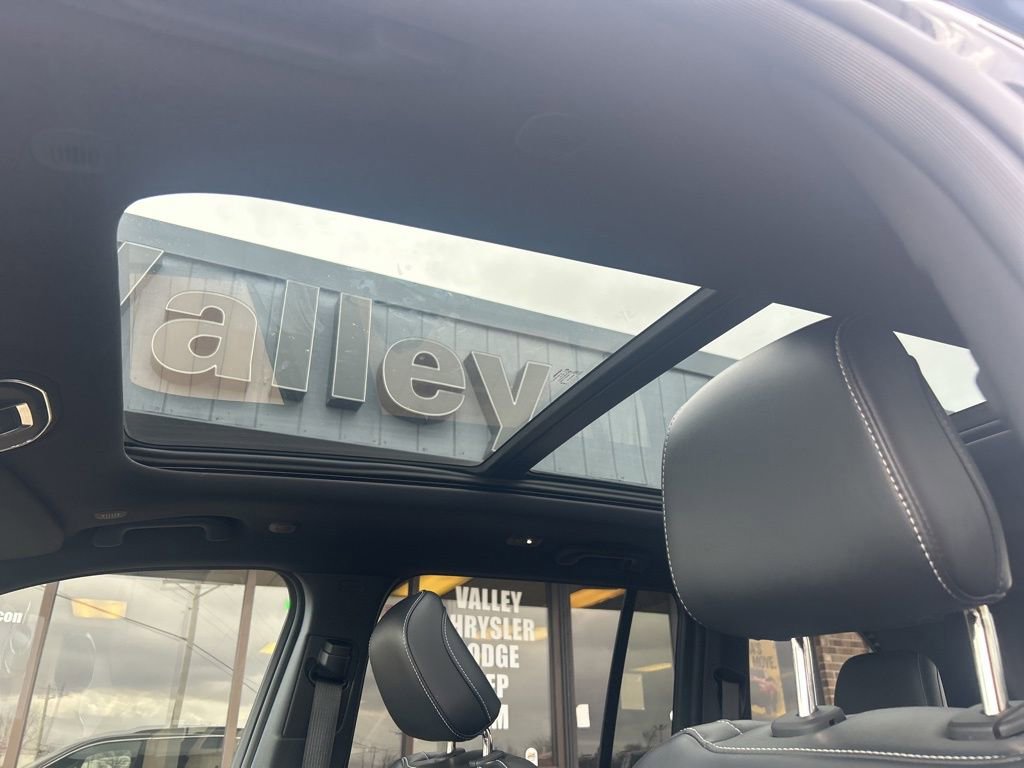 Used 2024 Jeep Grand Cherokee Limited image 2