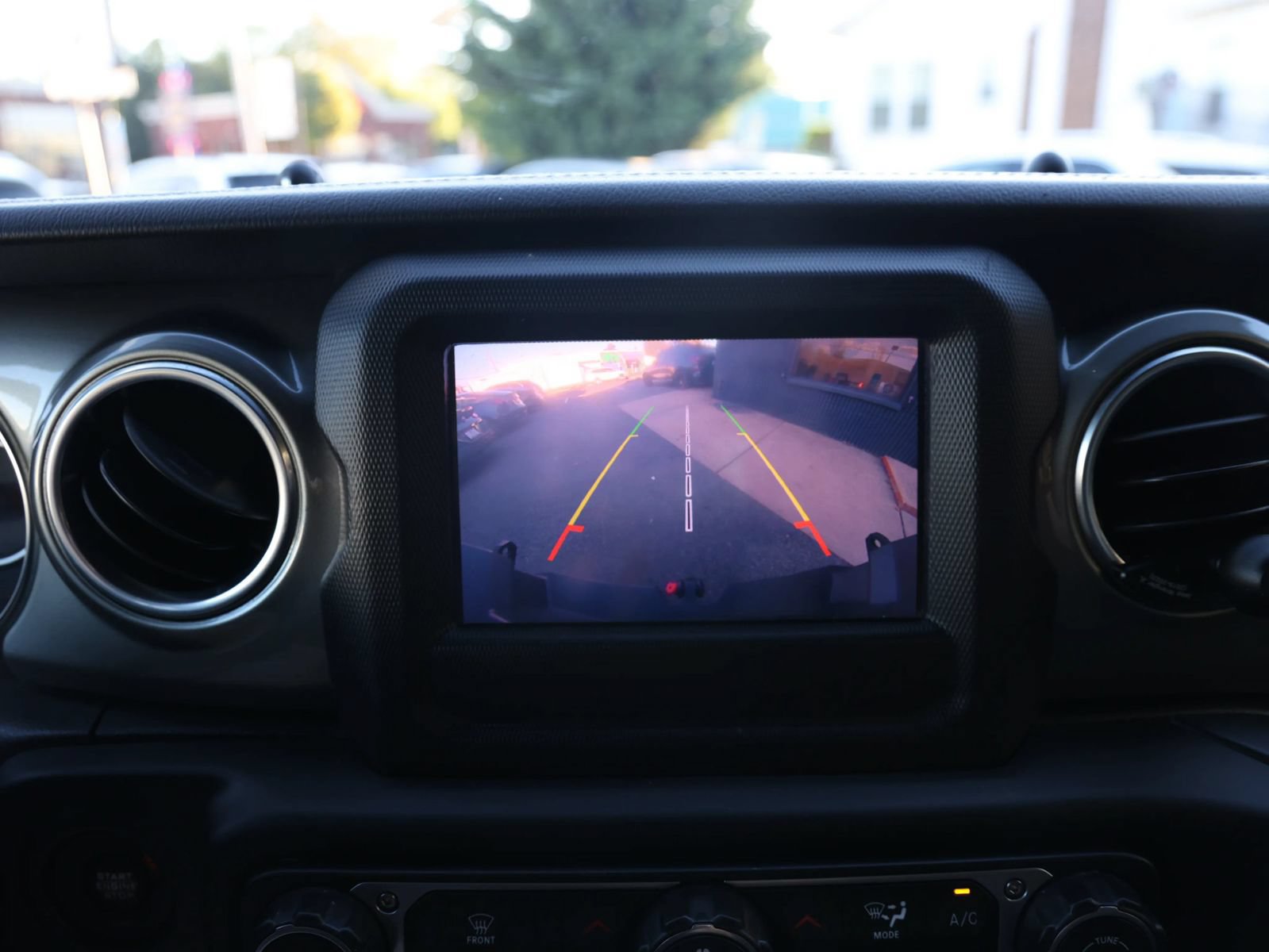 Used 2019 Jeep Wrangler Unlimited Sahara w/ Safety Group AWD/4WD image 17