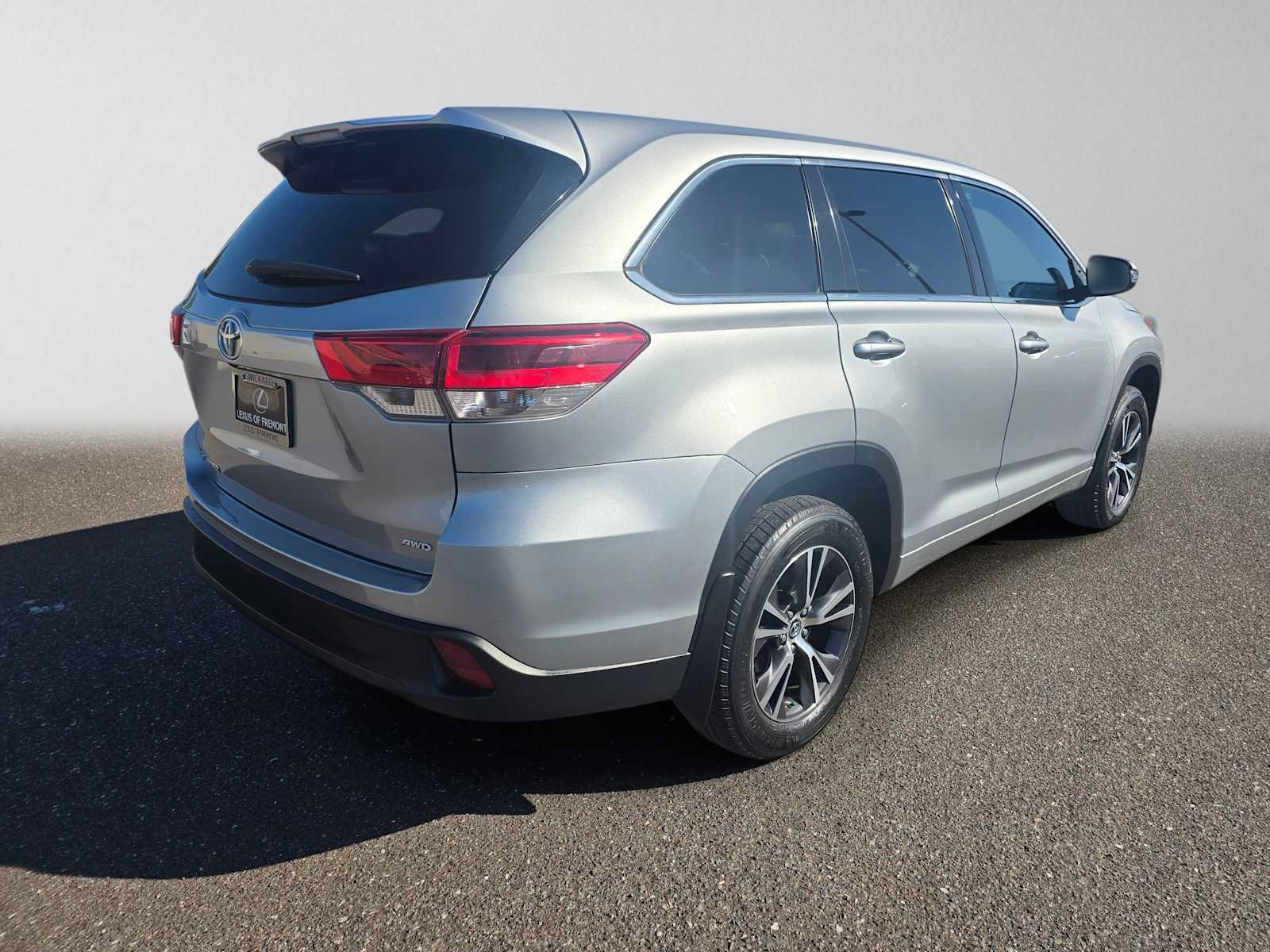 Used 2017 Toyota Highlander LE AWD/4WD image 3