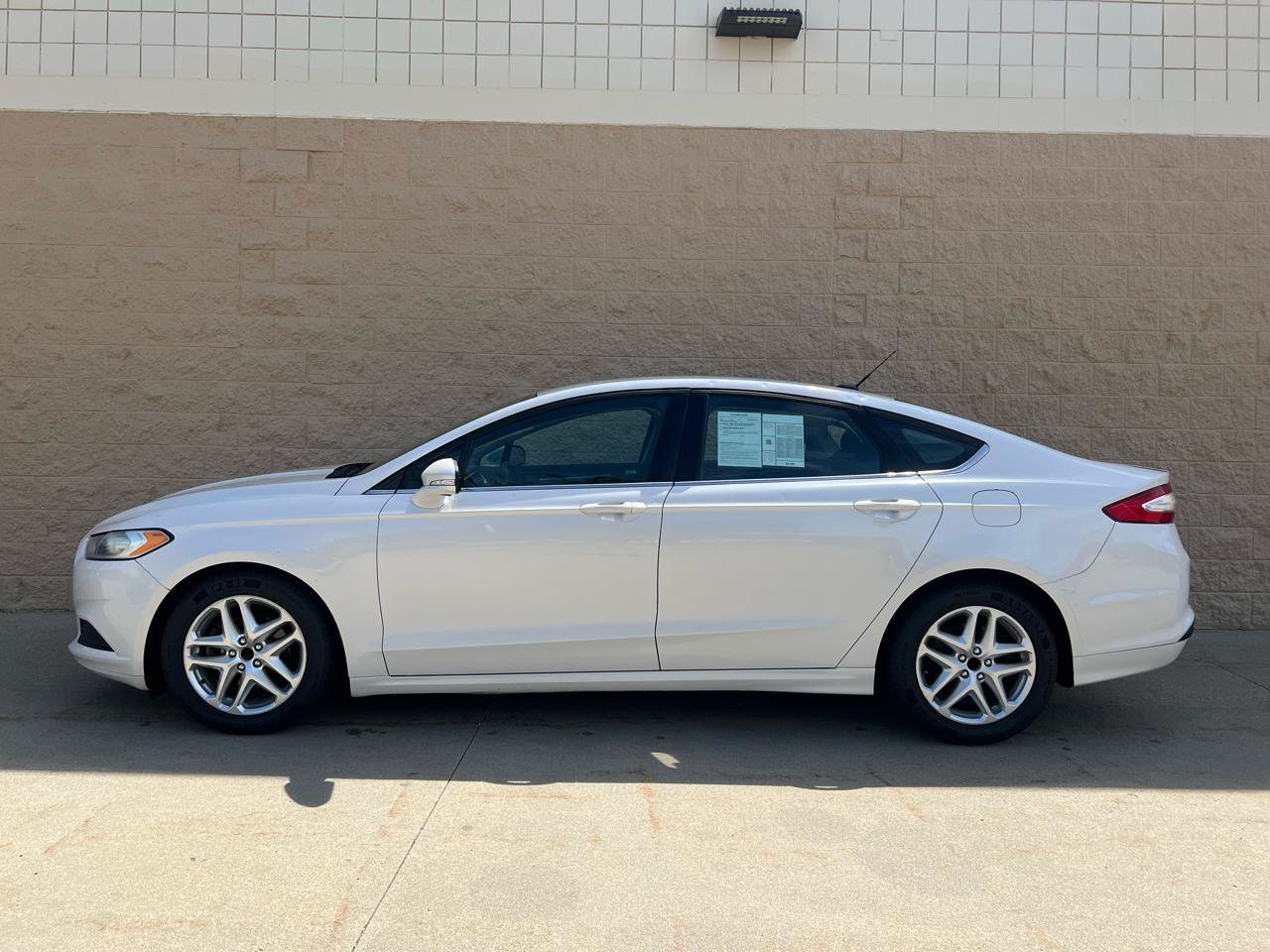 Used 2013 Ford Fusion SE FWD image 2