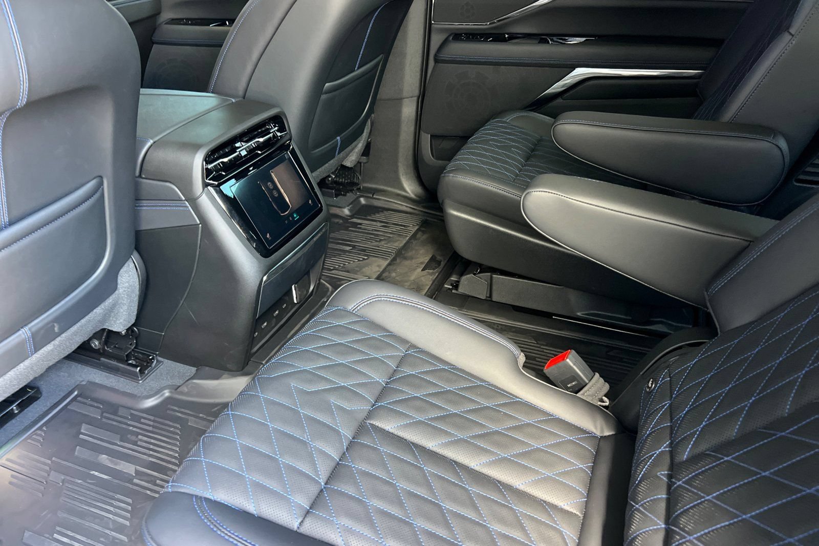 Used 2026 Cadillac Escalade IQL Sport 1 w/ LPO, ONYX Package AWD/4WD image 13