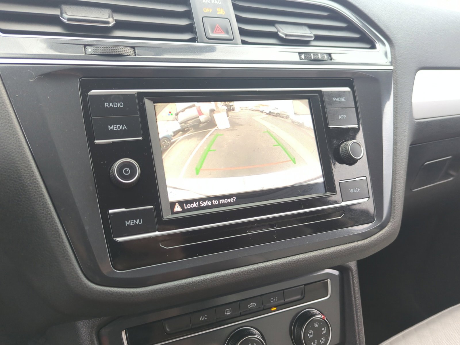 Used 2020 Volkswagen Tiguan S image 27