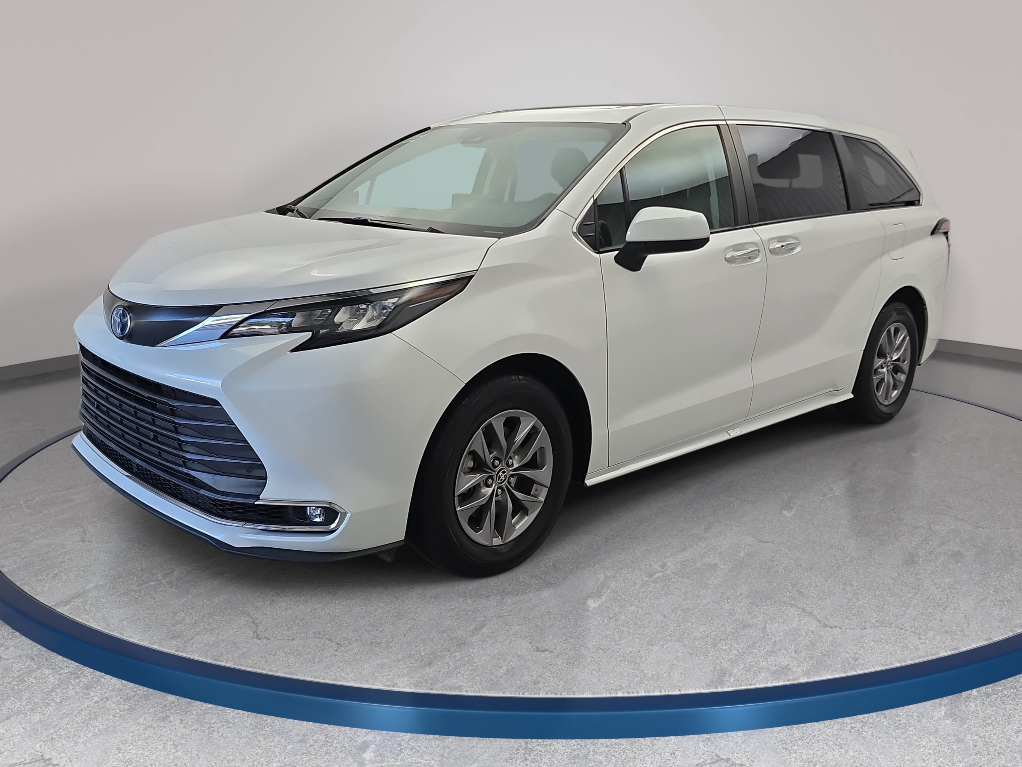 Used 2024 Toyota Sienna XLE FWD image 1