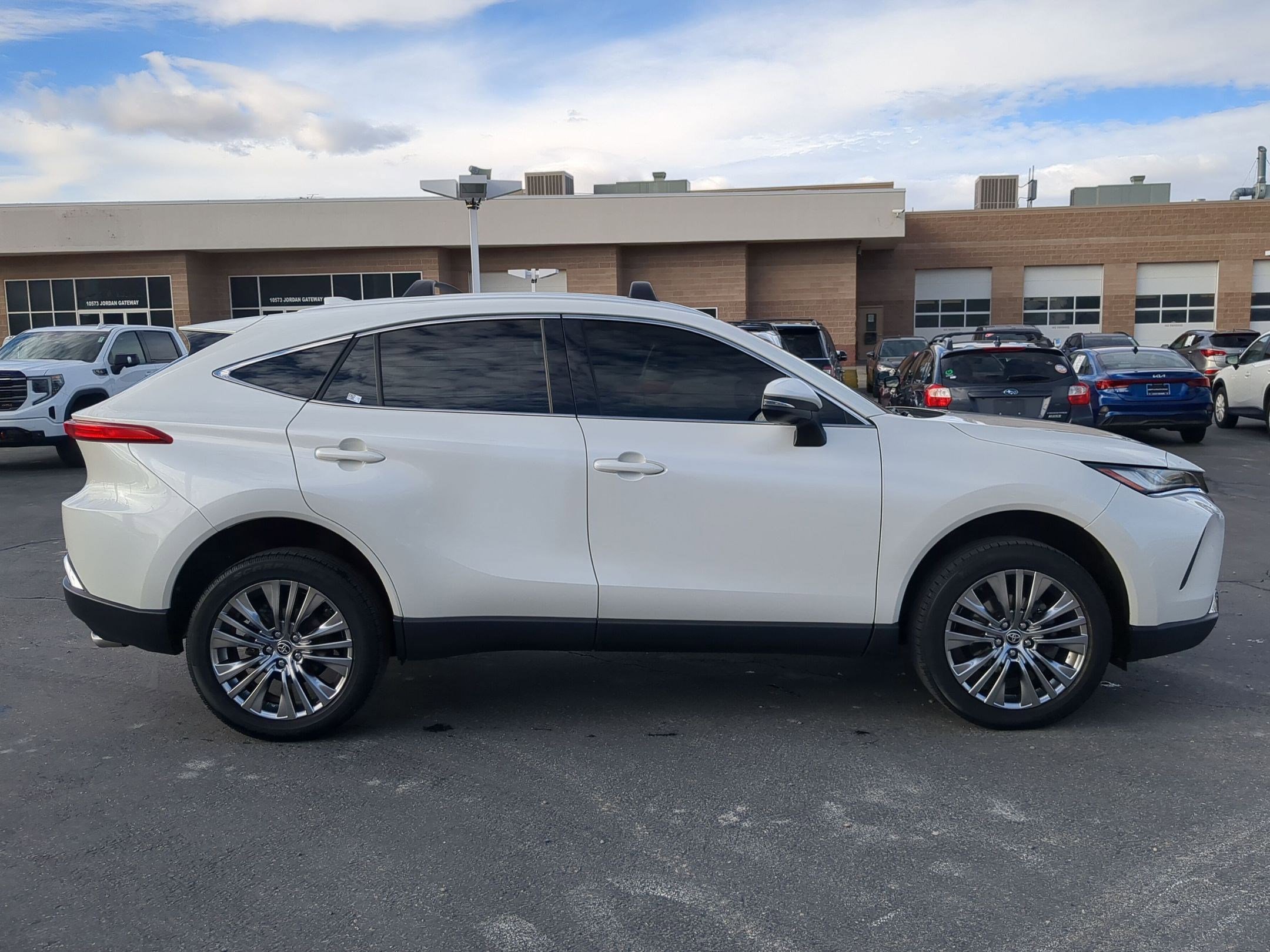Used 2021 Toyota Venza Limited image 7