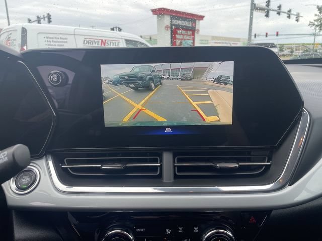 Used 2025 Chevrolet Trax LT FWD image 23