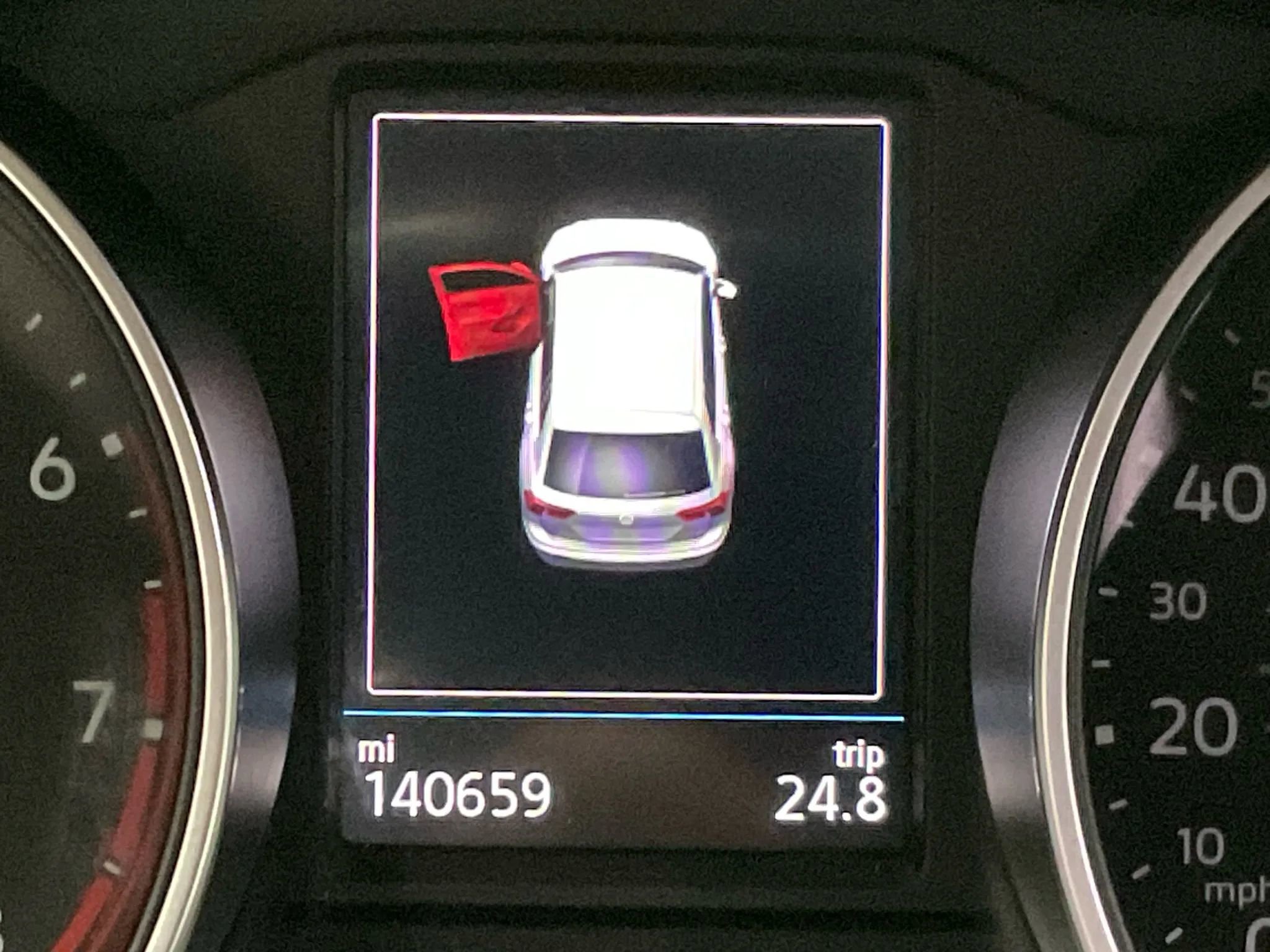 Used 2018 Volkswagen Tiguan SE w/ Panoramic Sunroof Package image 18