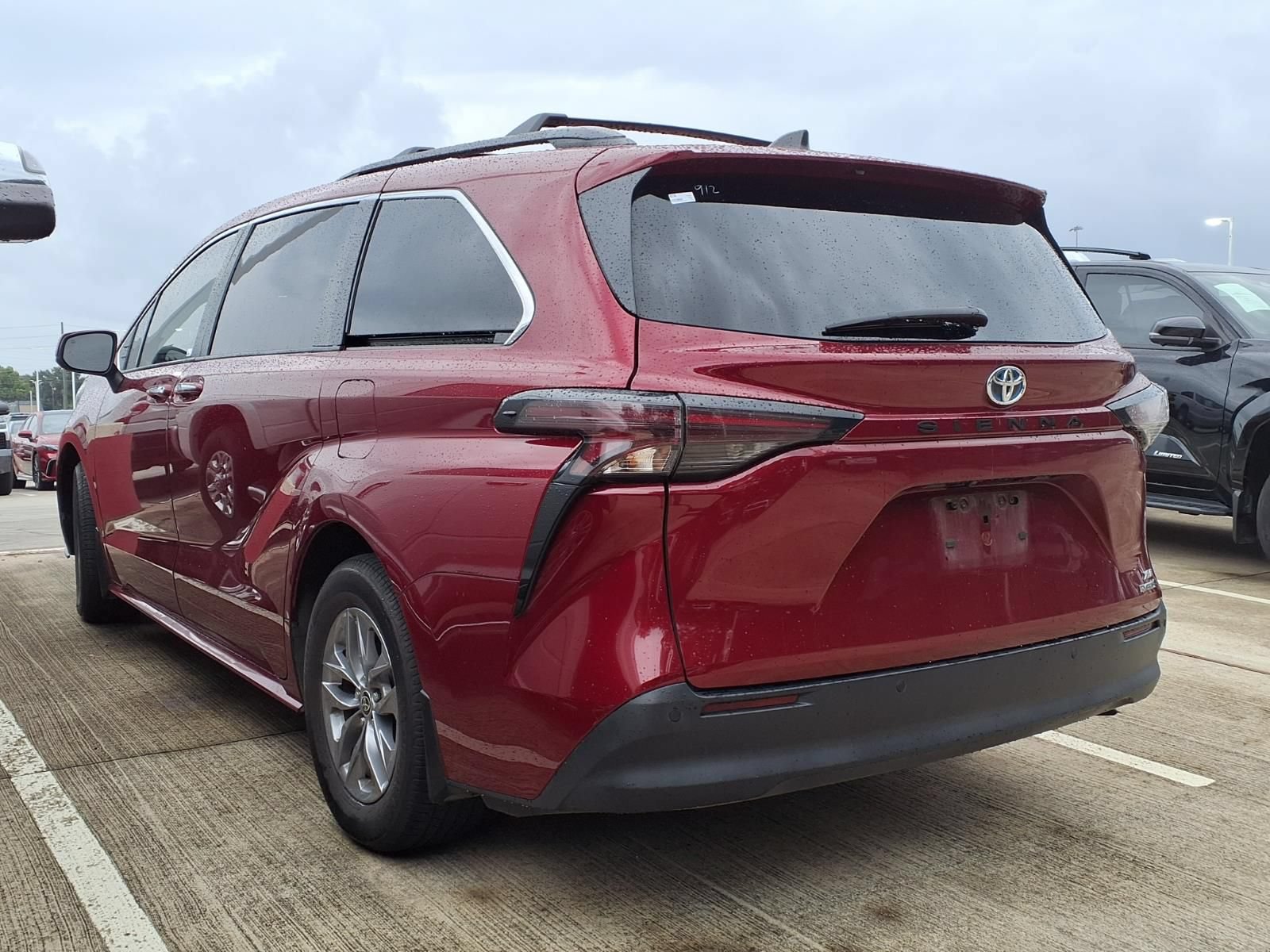 Used 2023 Toyota Sienna XLE FWD image 2