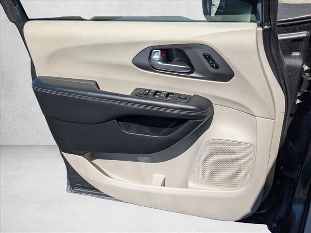 Used 2023 Chrysler Pacifica Touring-L FWD image 13