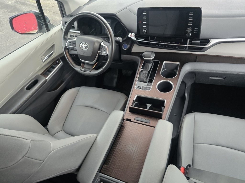 Certified 2024 Toyota Sienna XLE FWD image 23