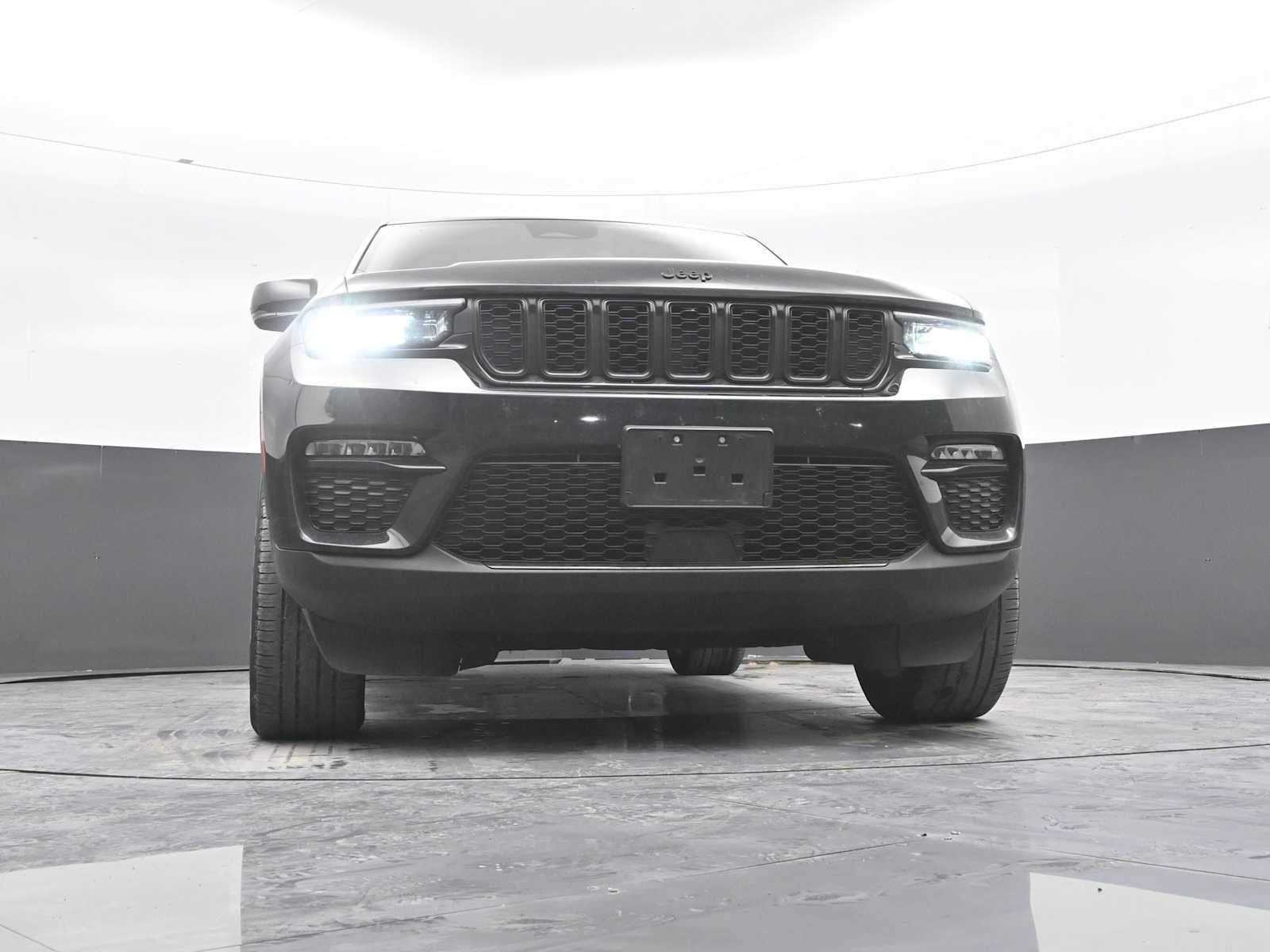 Used 2023 Jeep Grand Cherokee Limited w/ Black Appearance Package image 35
