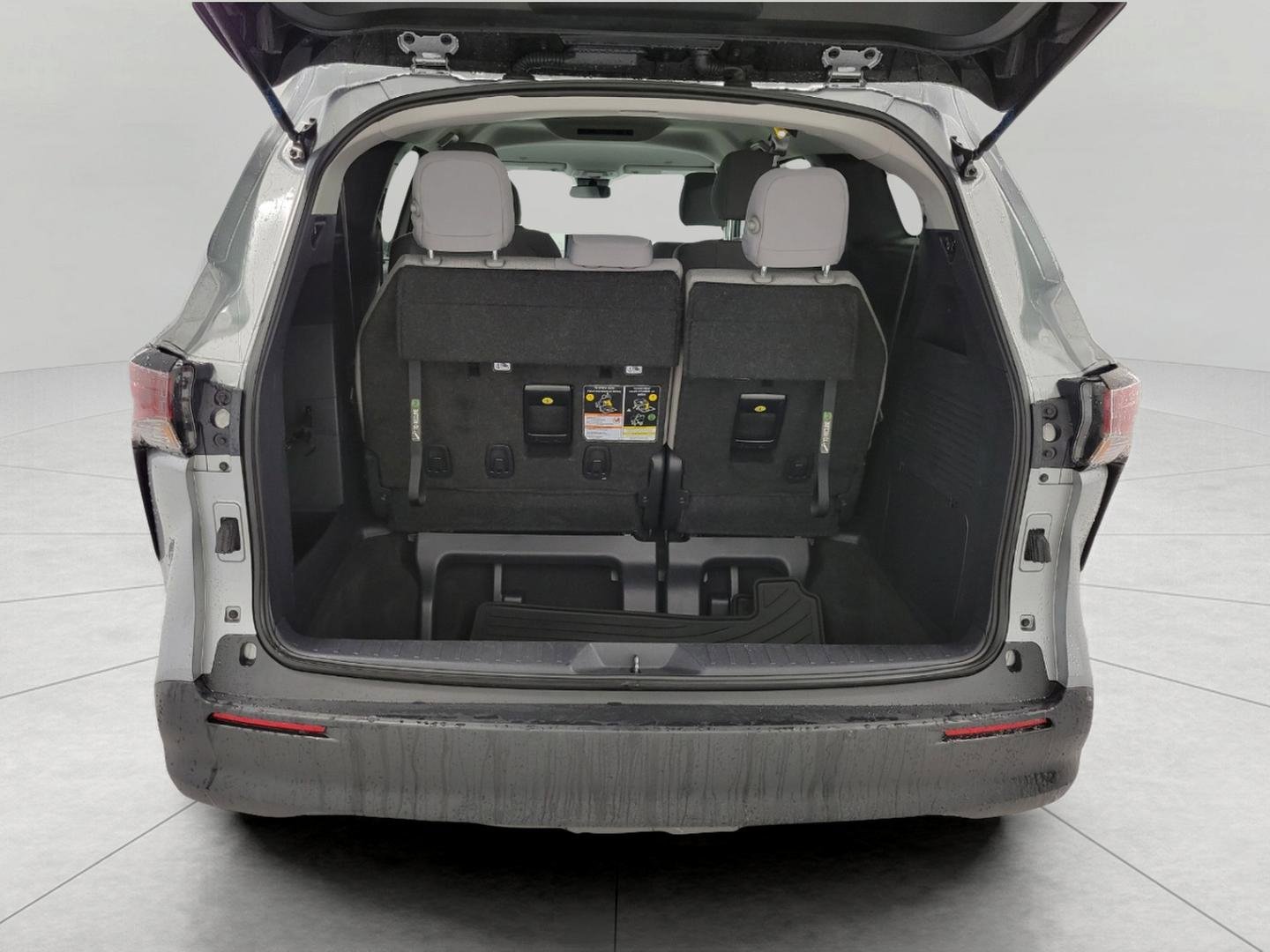 Used 2025 Toyota Sienna LE image 15