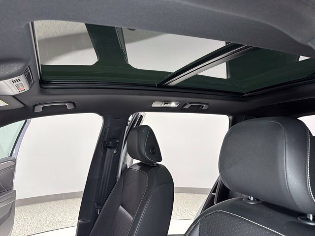 Used 2023 Volkswagen Tiguan SE R-Line FWD image 3