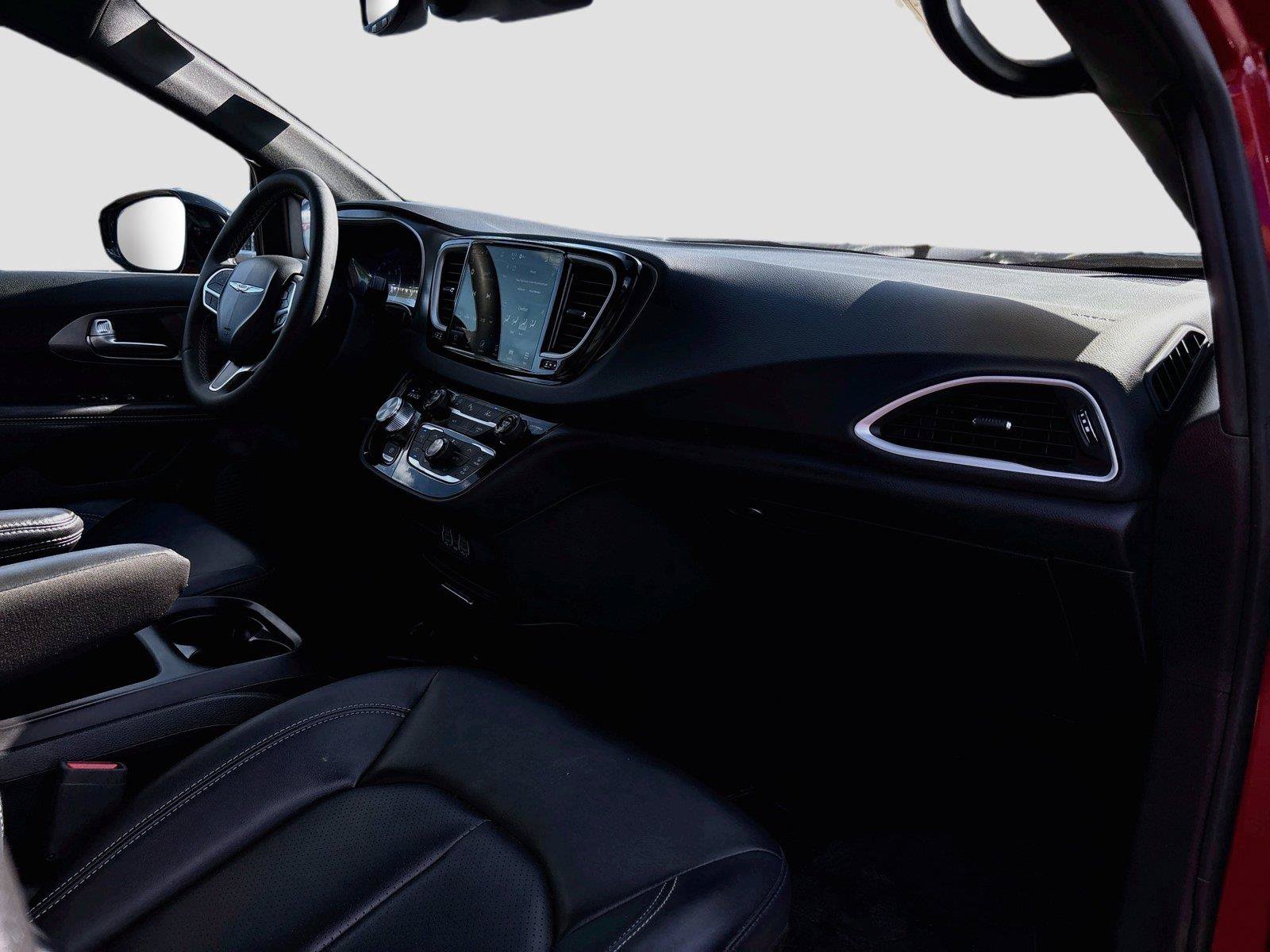 Used 2025 Chrysler Pacifica Select FWD image 28