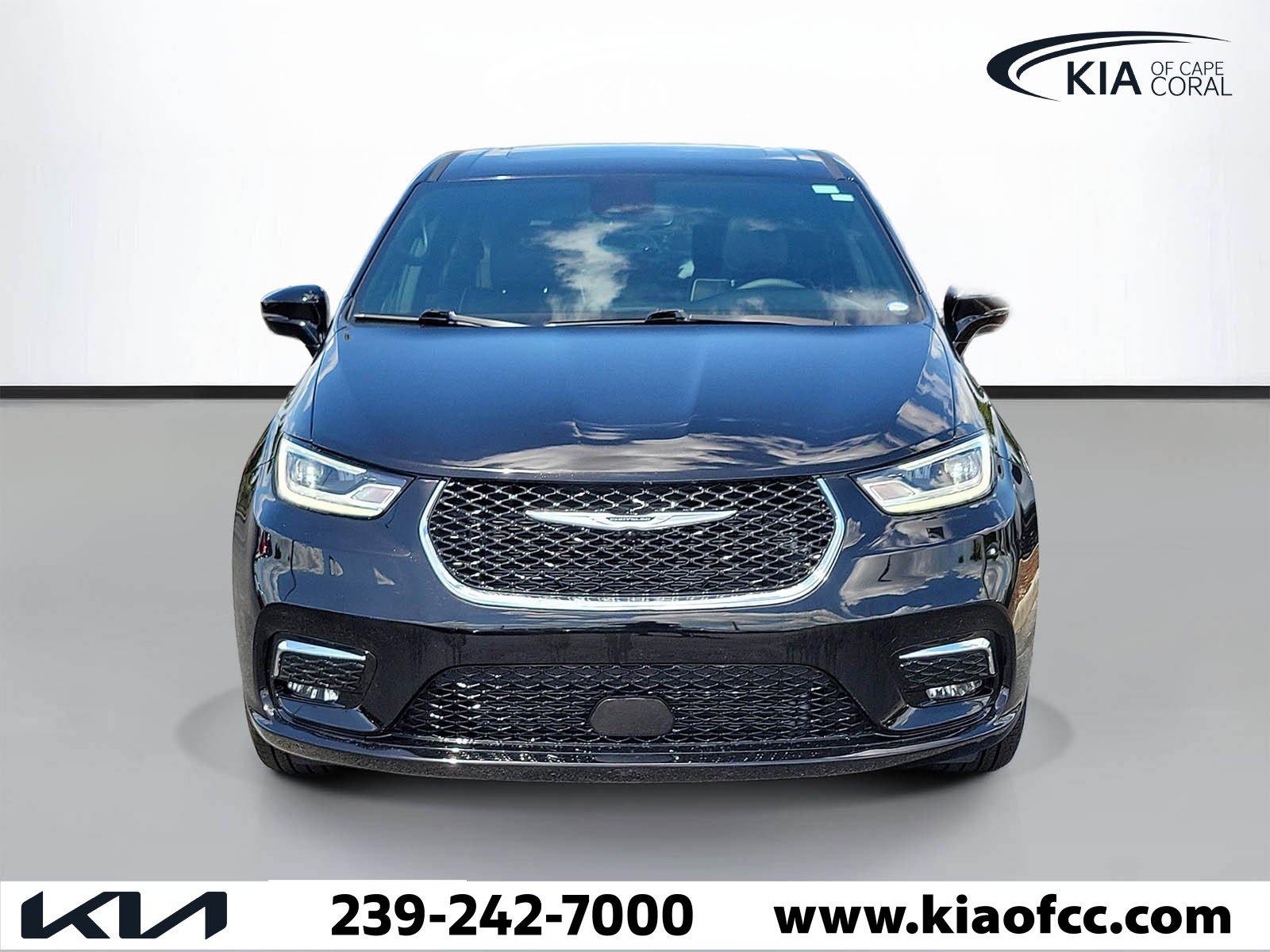 Used 2026 Chrysler Pacifica Limited image 2