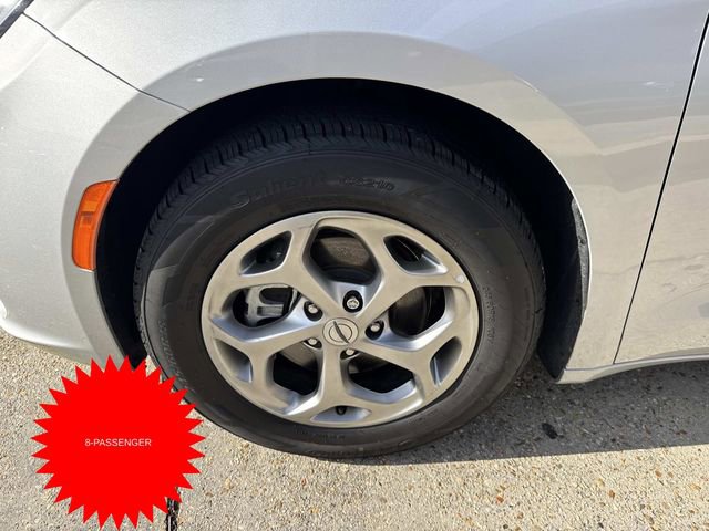 Used 2024 Chrysler Pacifica Limited image 3