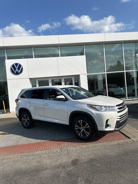 Used 2019 Toyota Highlander LE FWD image 2