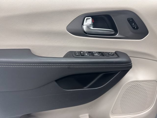 Used 2023 Chrysler Pacifica Touring-L FWD image 9