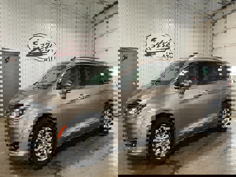 Used 2018 Chrysler Pacifica Touring-L image 1