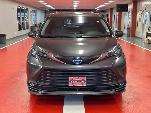 Certified 2025 Toyota Sienna XLE FWD image 8