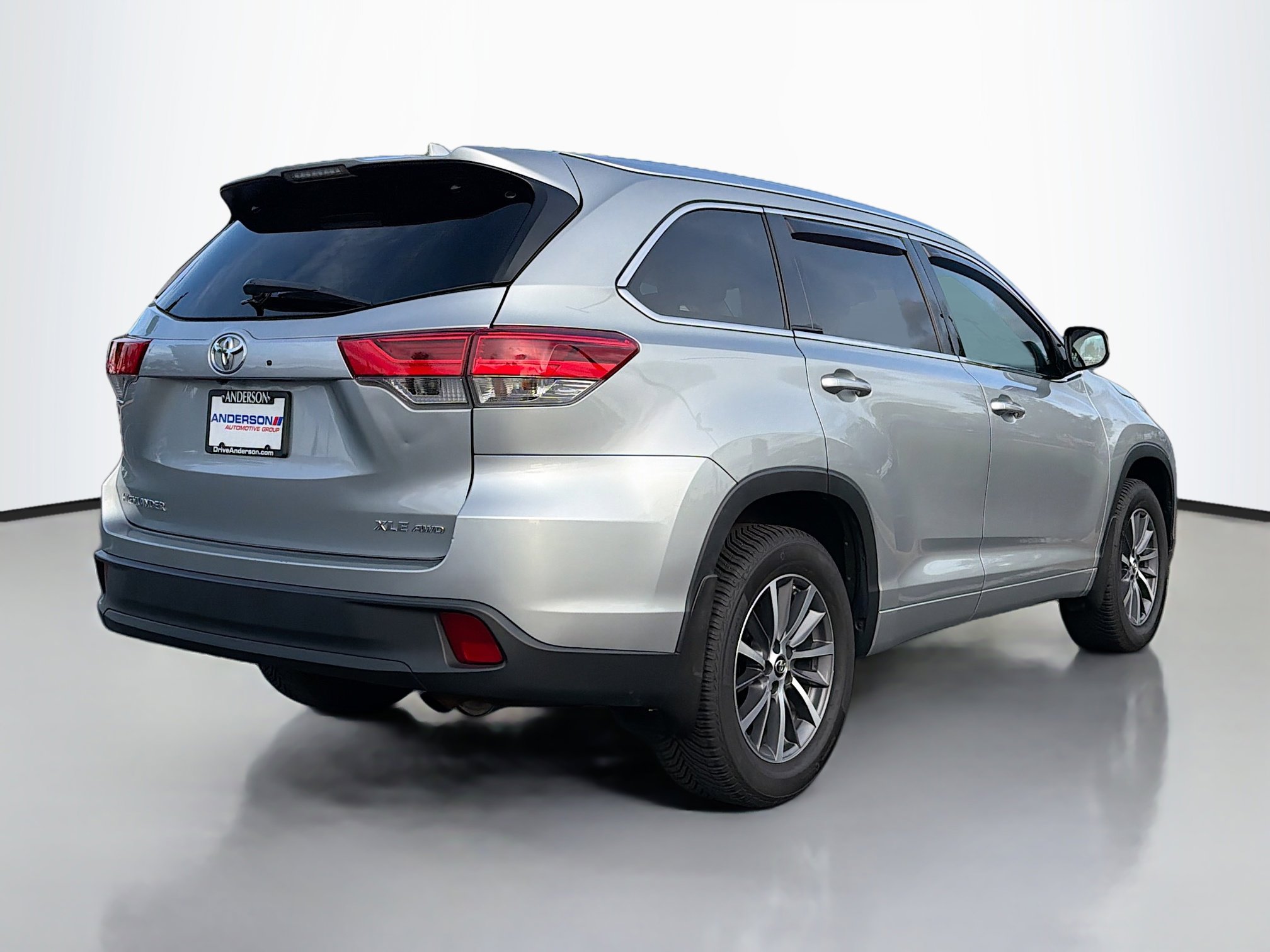 Used 2017 Toyota Highlander XLE AWD/4WD image 2