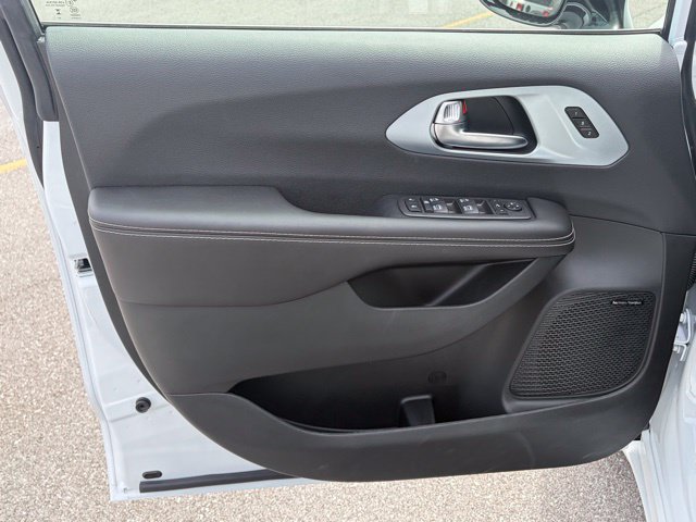 New 2026 Chrysler Pacifica Limited w/ Uconnect Theater Family Group FWD image 11