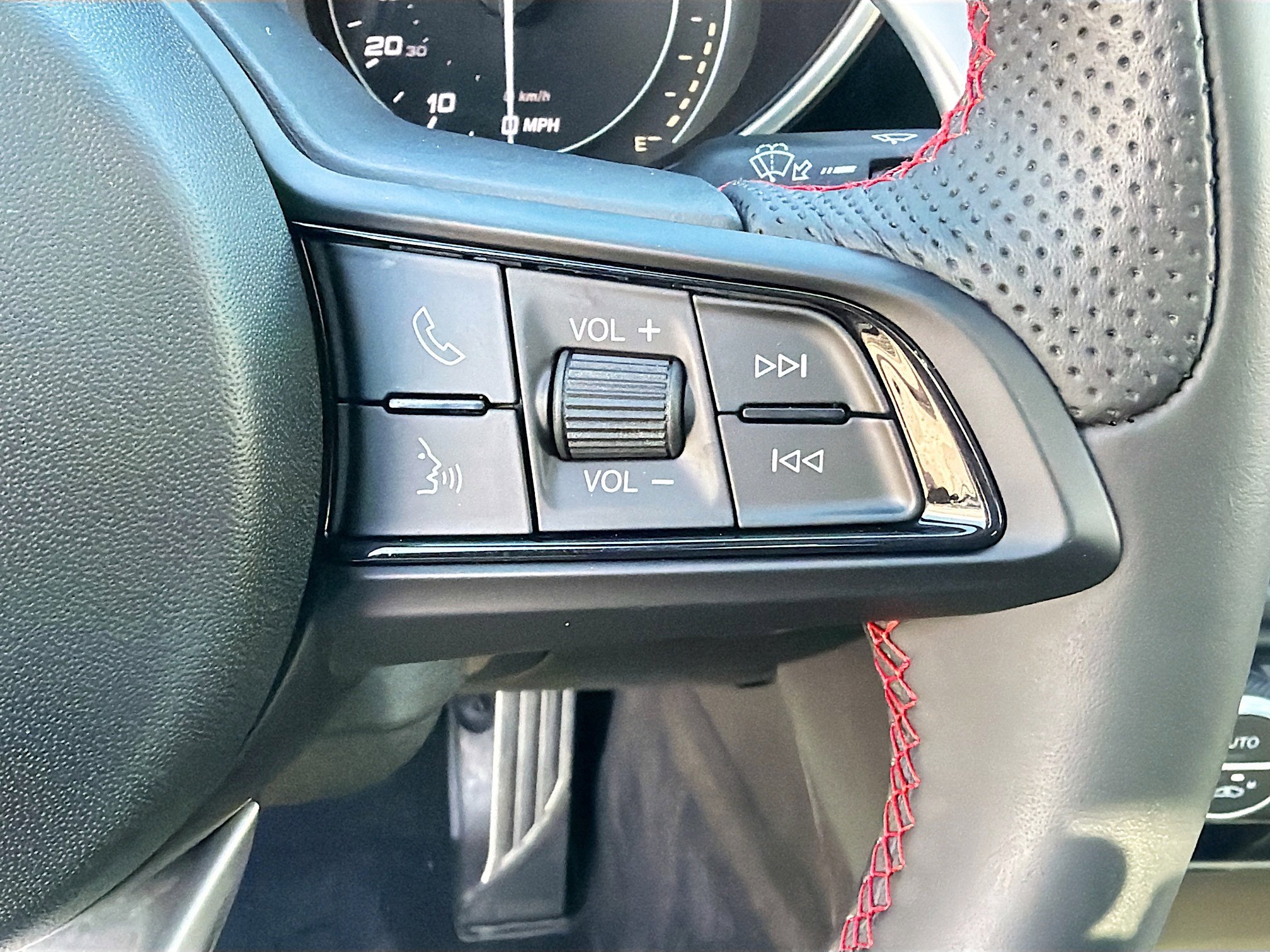 Used 2023 Alfa Romeo Giulia Estrema image 38