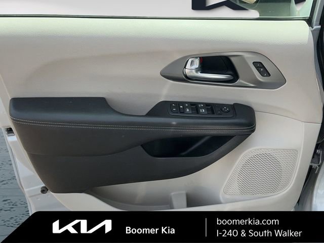 Used 2023 Chrysler Pacifica Touring-L image 17