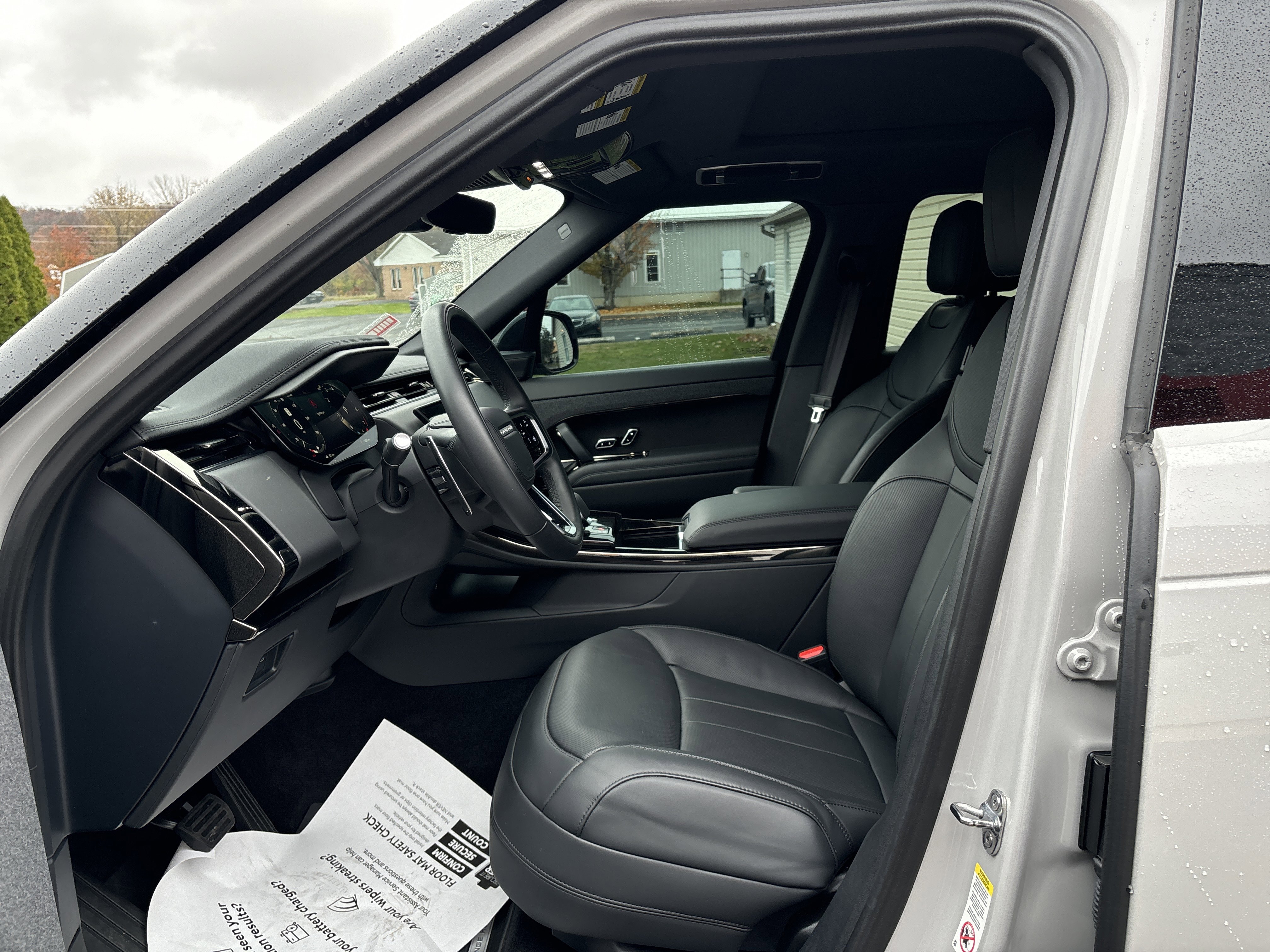 Used 2025 Land Rover Range Rover Sport SE image 13