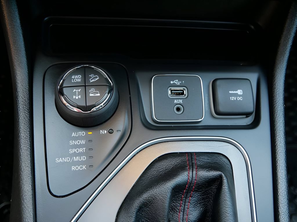 Used 2019 Jeep Cherokee Trailhawk AWD/4WD image 26