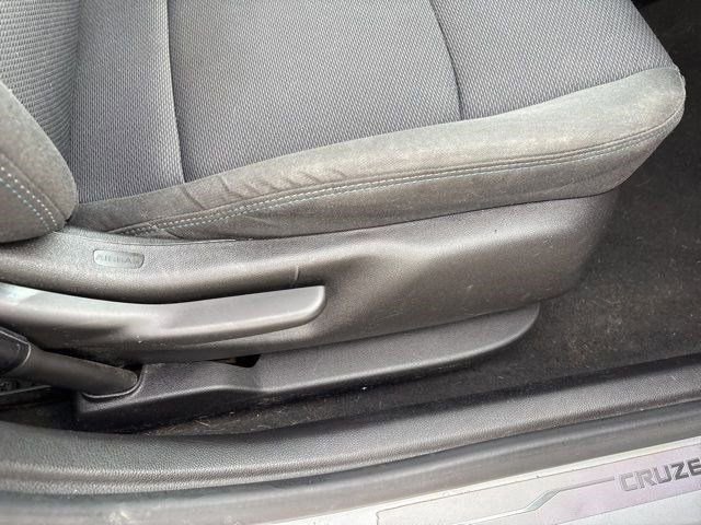 Used 2017 Chevrolet Cruze LT w/ RS Package image 37