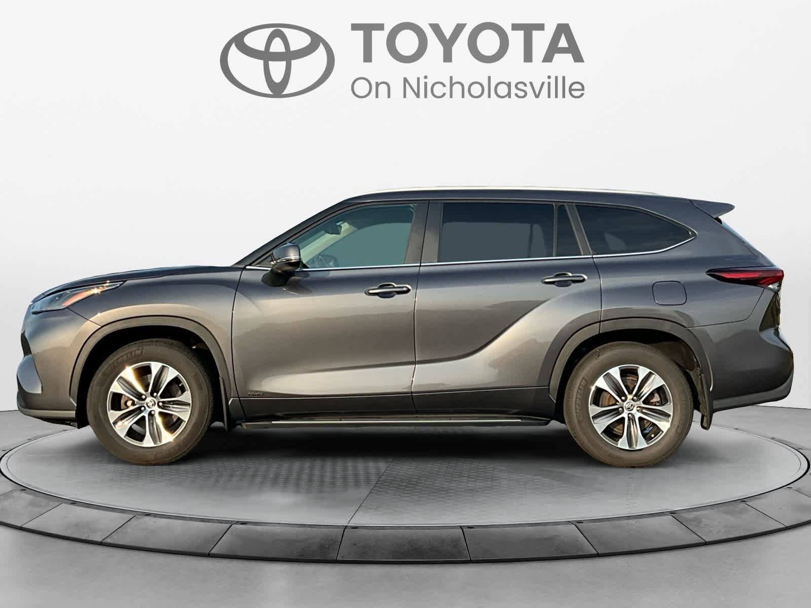 Used 2024 Toyota Highlander XLE AWD/4WD image 2