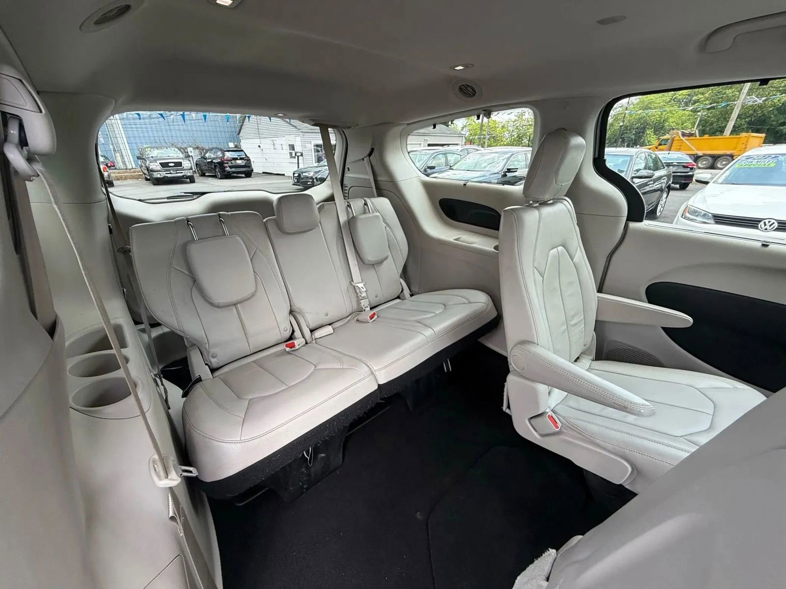 Used 2017 Chrysler Pacifica Touring-L w/ Tire & Wheel Group image 58