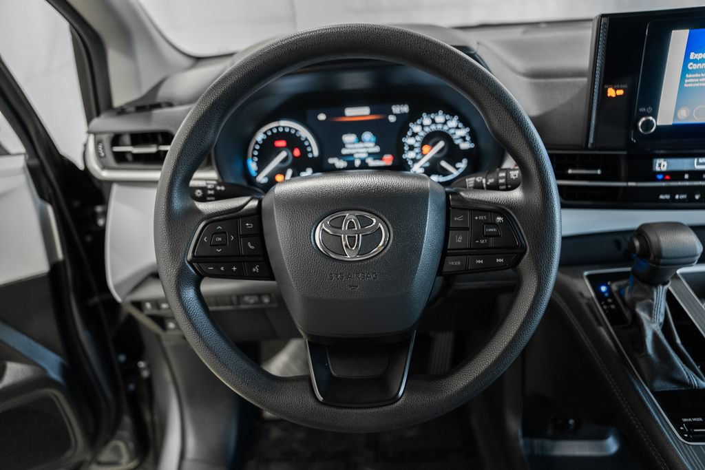 Used 2025 Toyota Sienna LE FWD image 27
