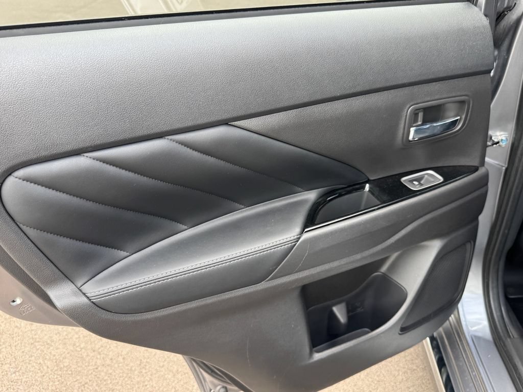 Used 2020 Mitsubishi Outlander 4WD Plug-In Hybrid image 13