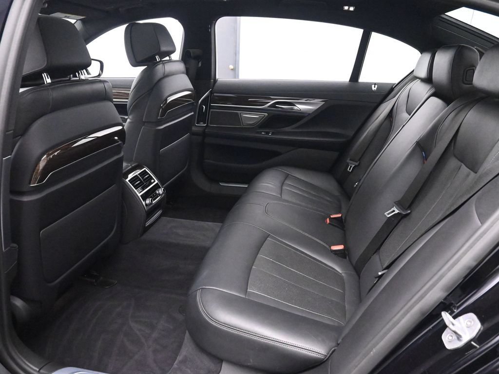 Used 2020 BMW 750i xDrive w/ M Sport Package AWD/4WD image 14