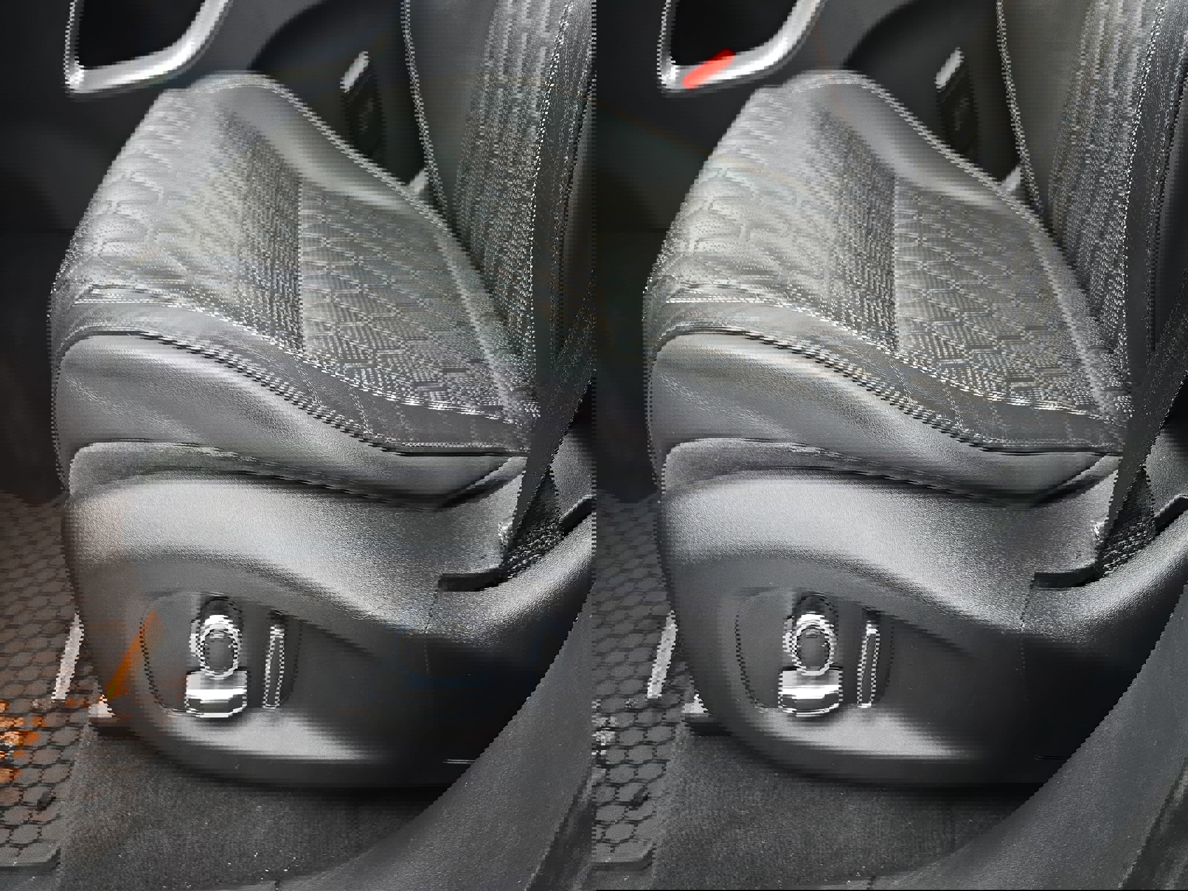 Used 2020 Jaguar F-PACE SVR image 29