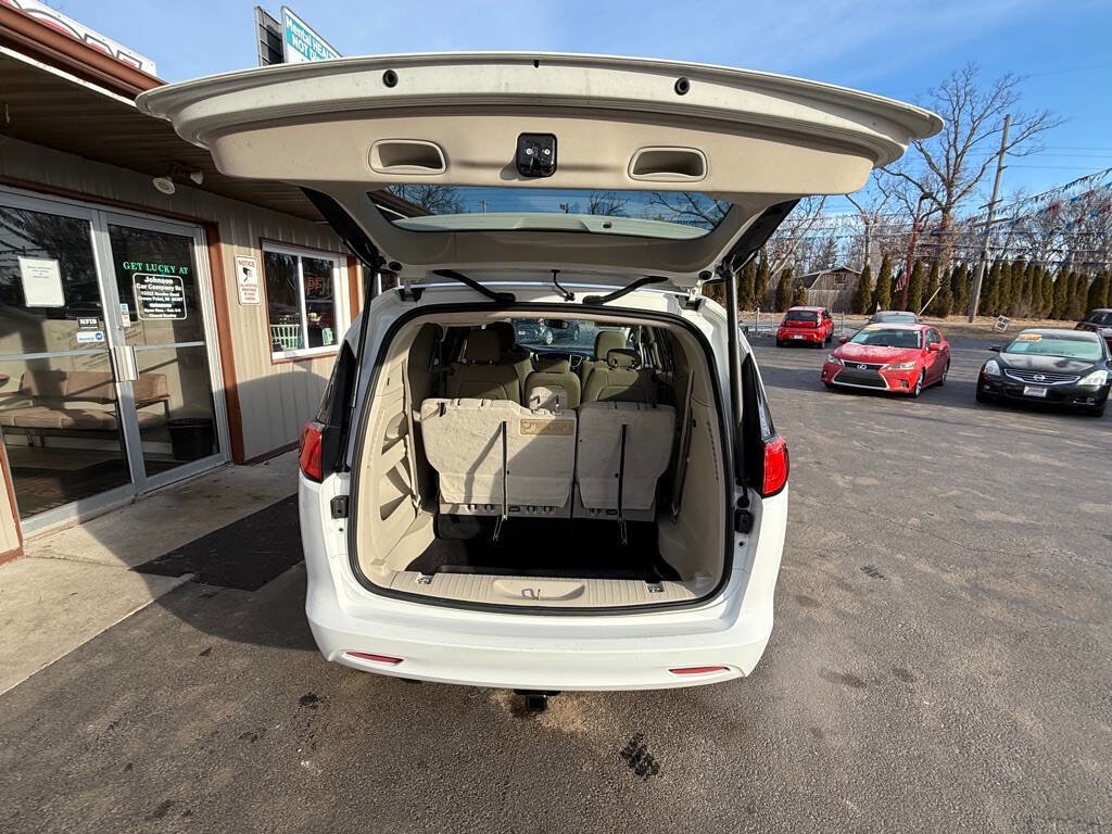 Used 2017 Chrysler Pacifica Touring image 9