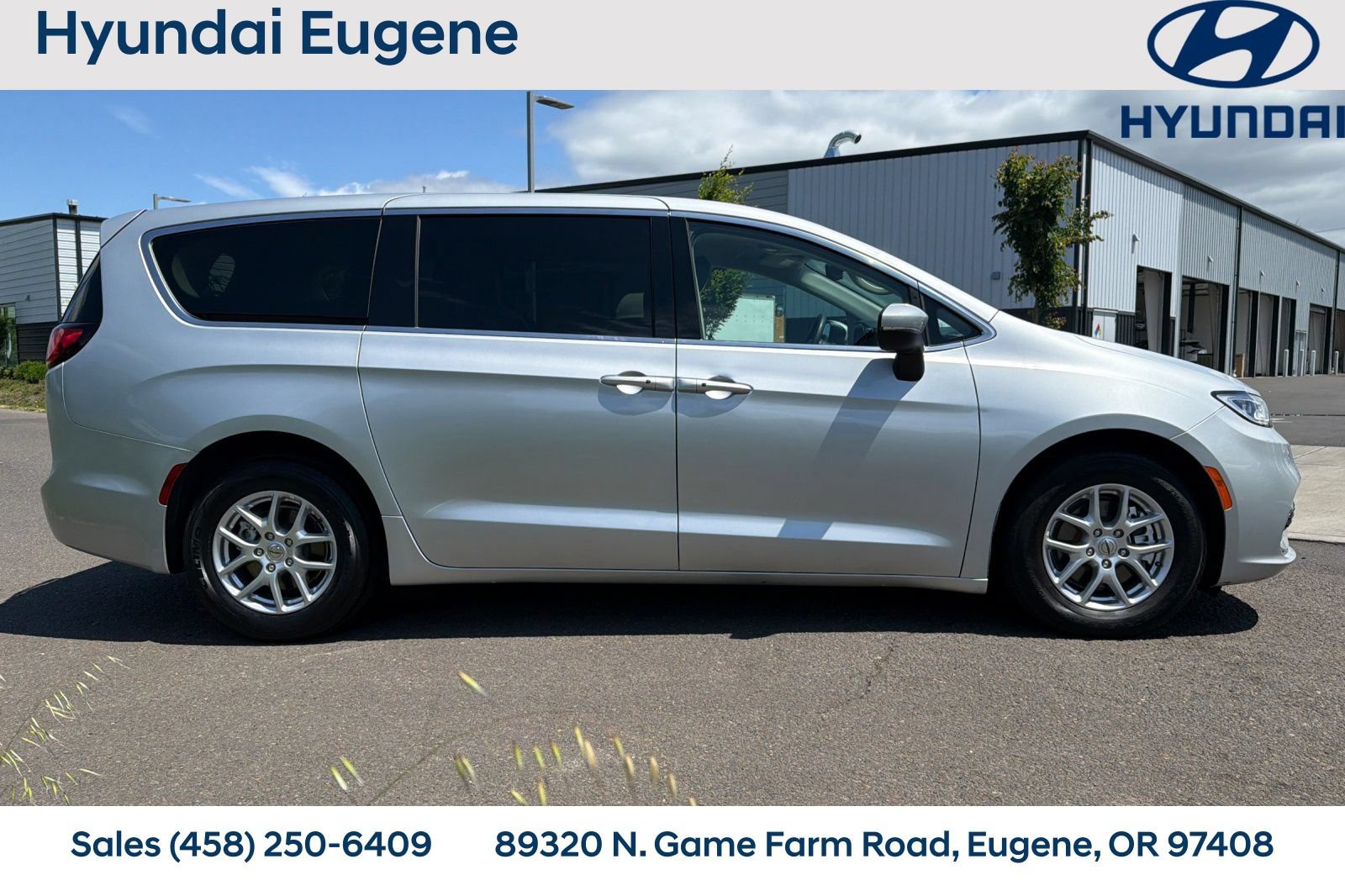 Used 2023 Chrysler Pacifica Touring-L FWD image 2