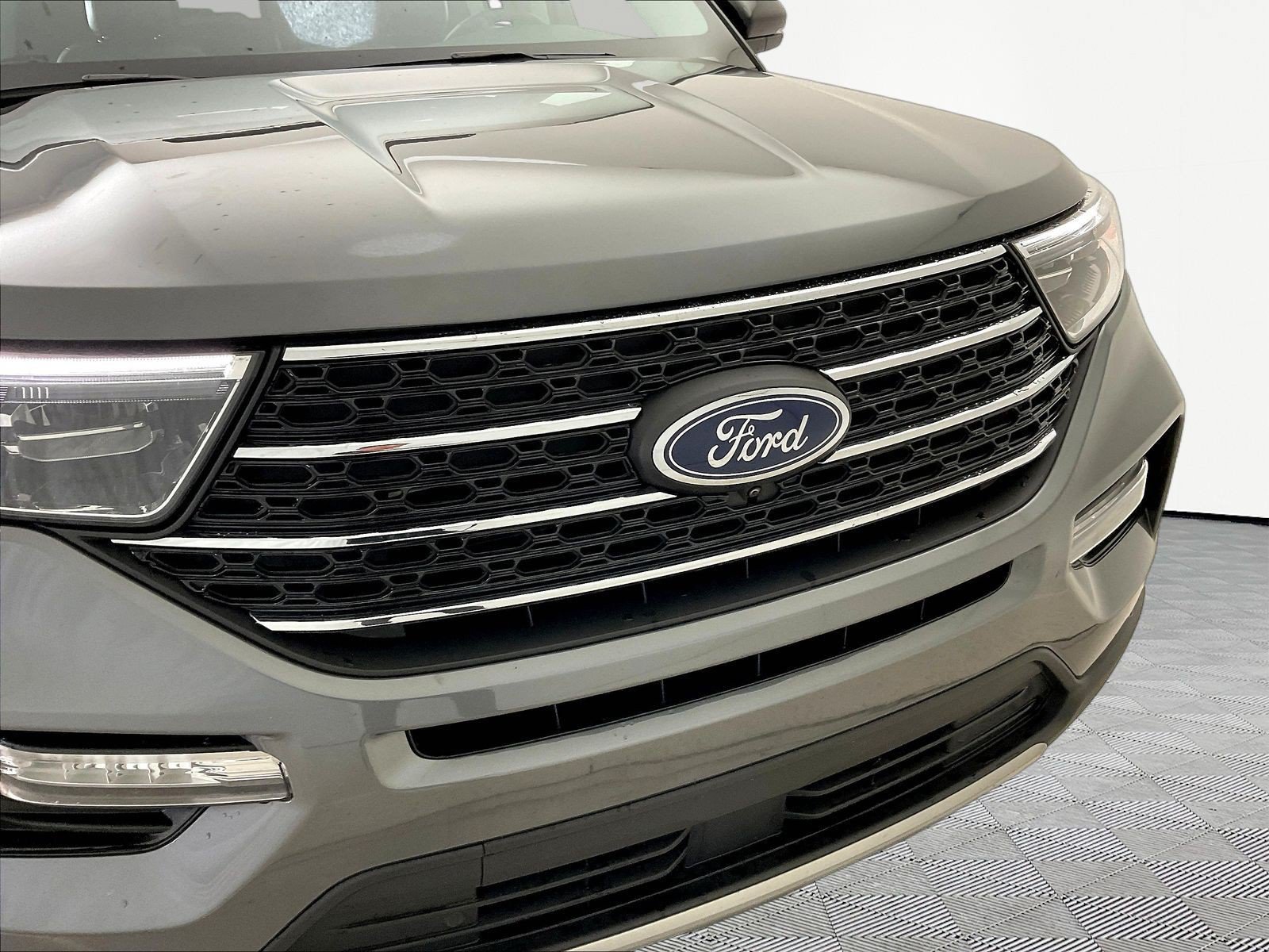 Used 2023 Ford Explorer XLT w/ Equipment Group 202A AWD/4WD image 34