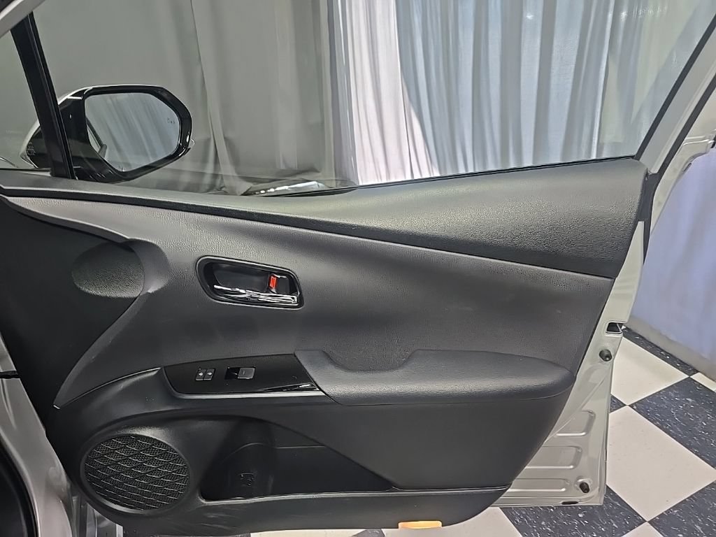Used 2020 Toyota Prius LE AWD/4WD image 6