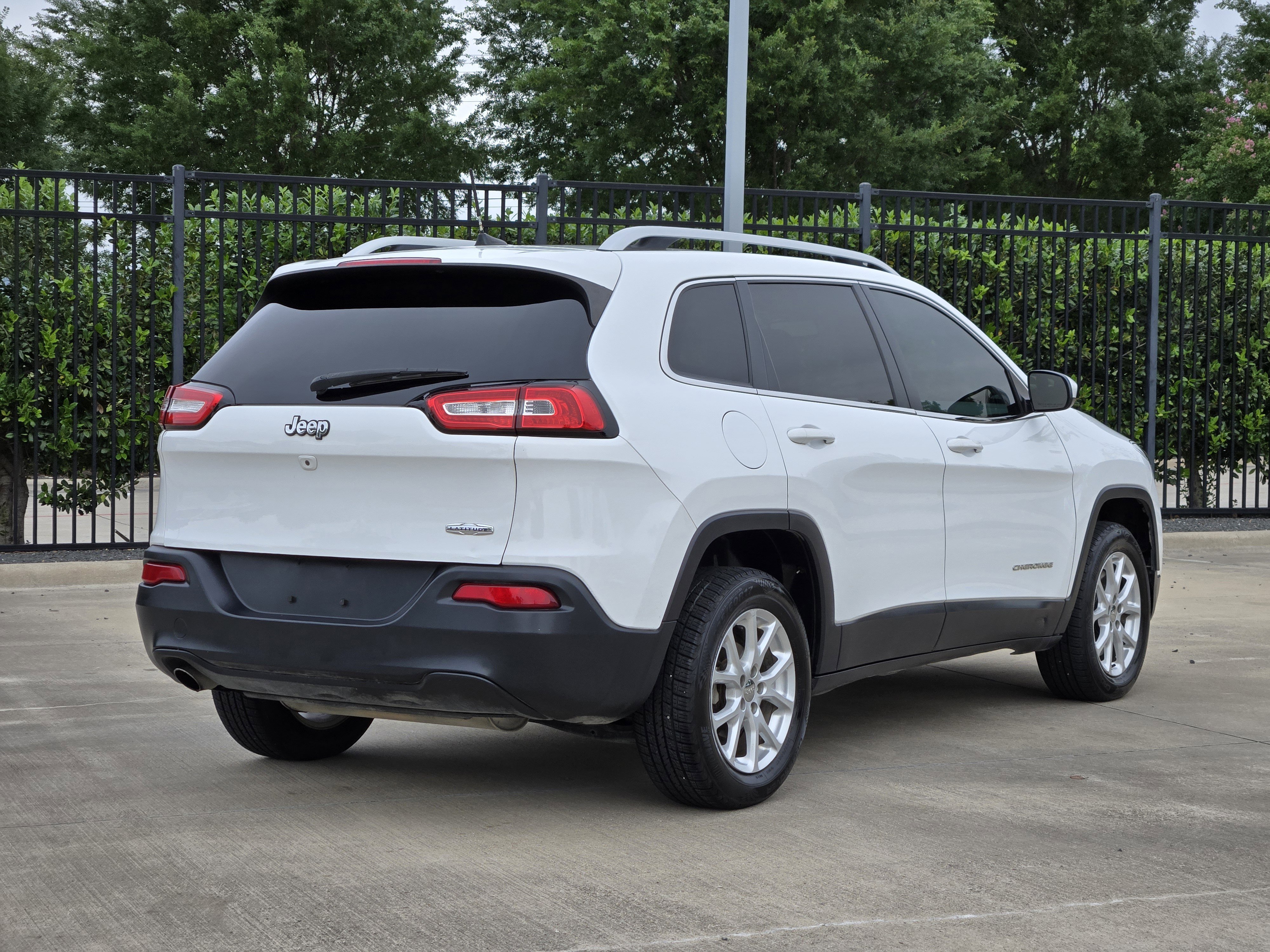 Used 2016 Jeep Cherokee Latitude FWD image 3
