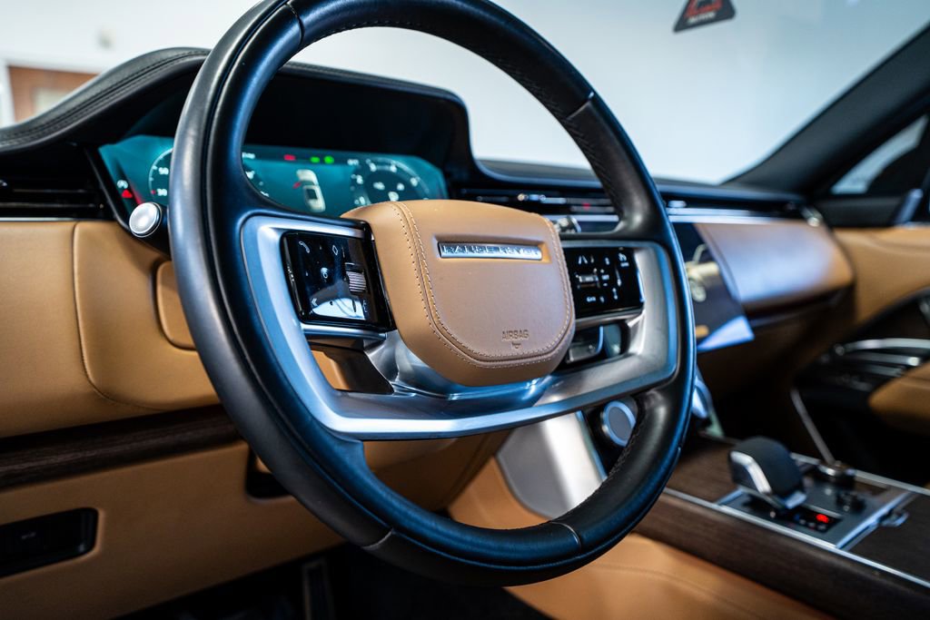 Used 2023 Land Rover Range Rover Long Wheelbase SE image 32