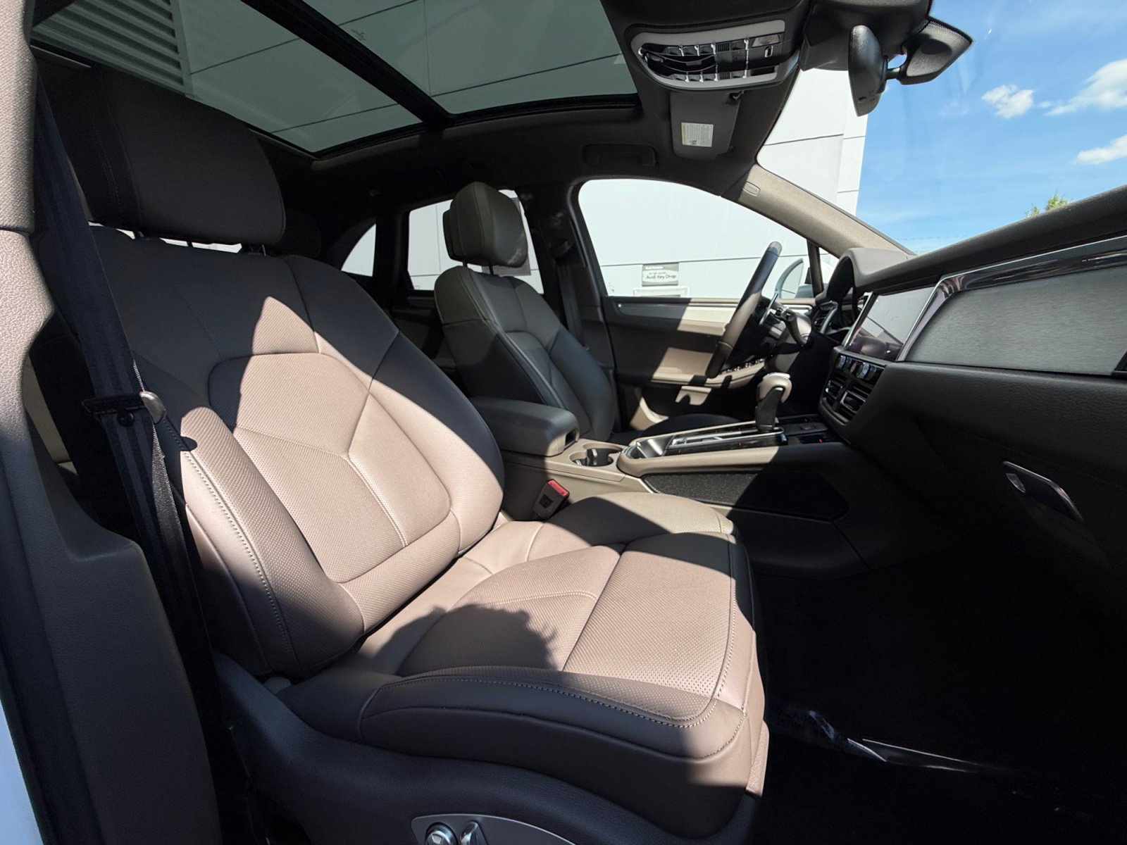Used 2025 Porsche Macan AWD/4WD image 22