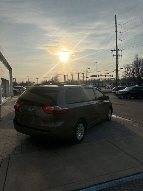 Used 2017 Toyota Sienna XLE image 10