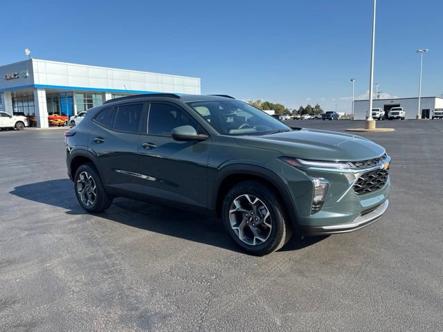Used 2025 Chevrolet Trax LT FWD image 3