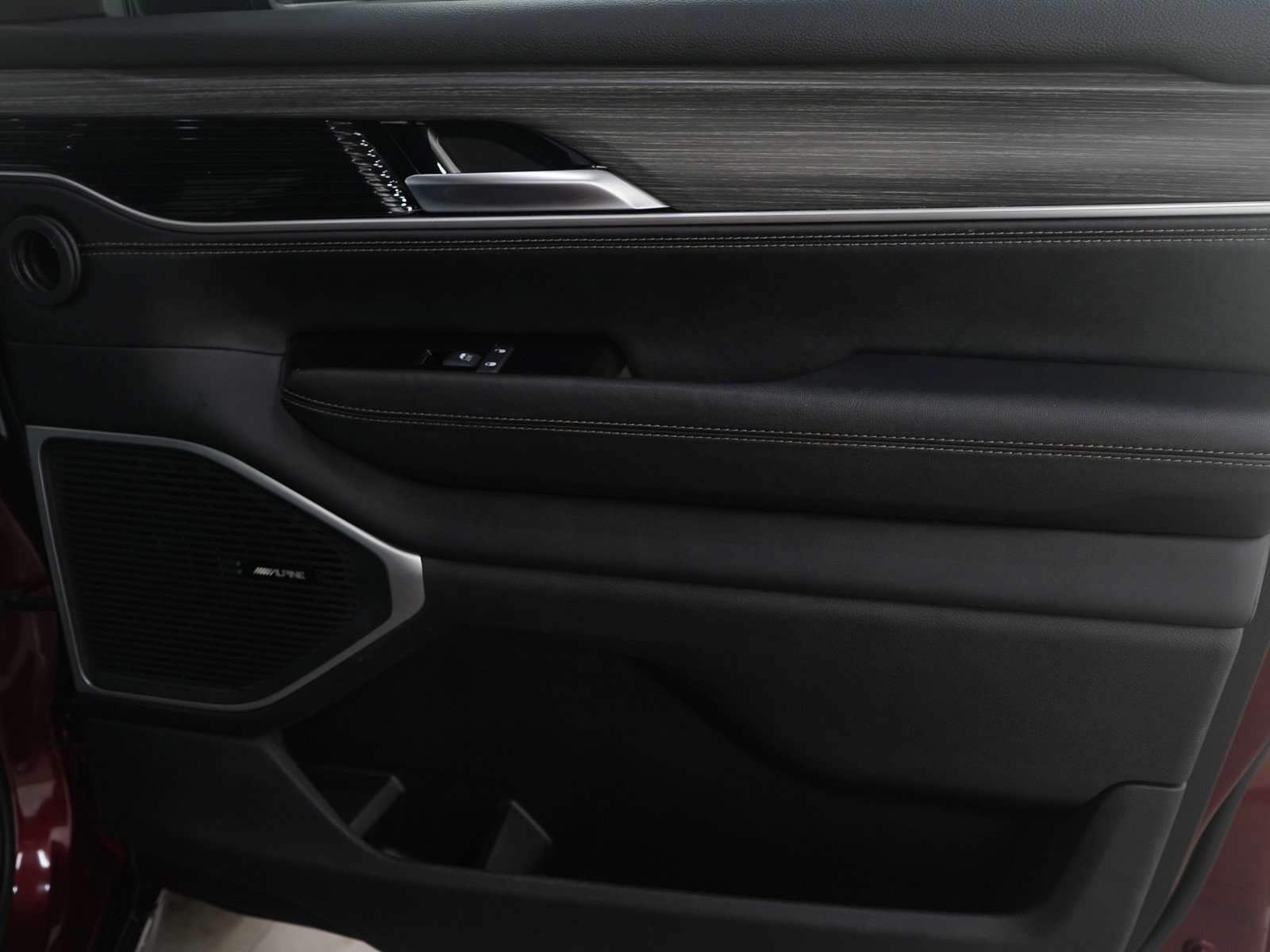 Used 2024 Jeep Wagoneer L Series III w/ Flexible Seating Group image 11